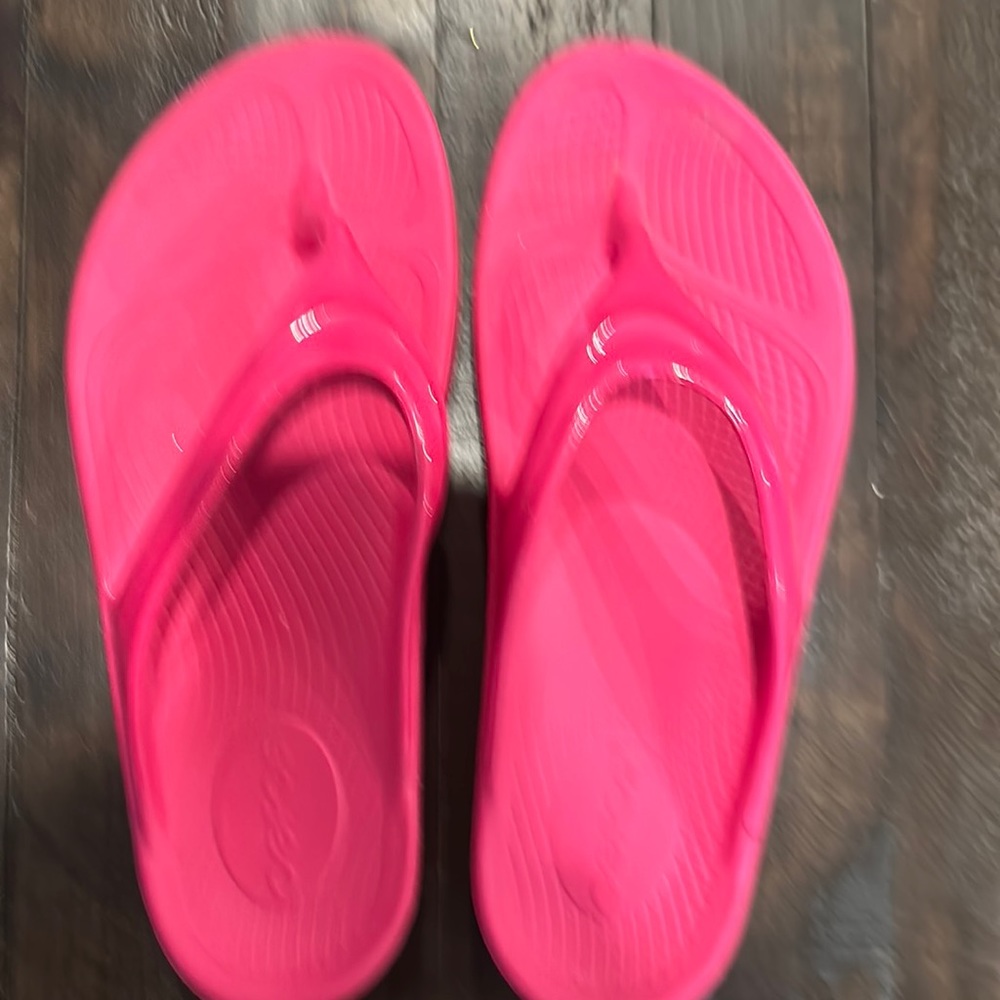 OOFOS flip flops